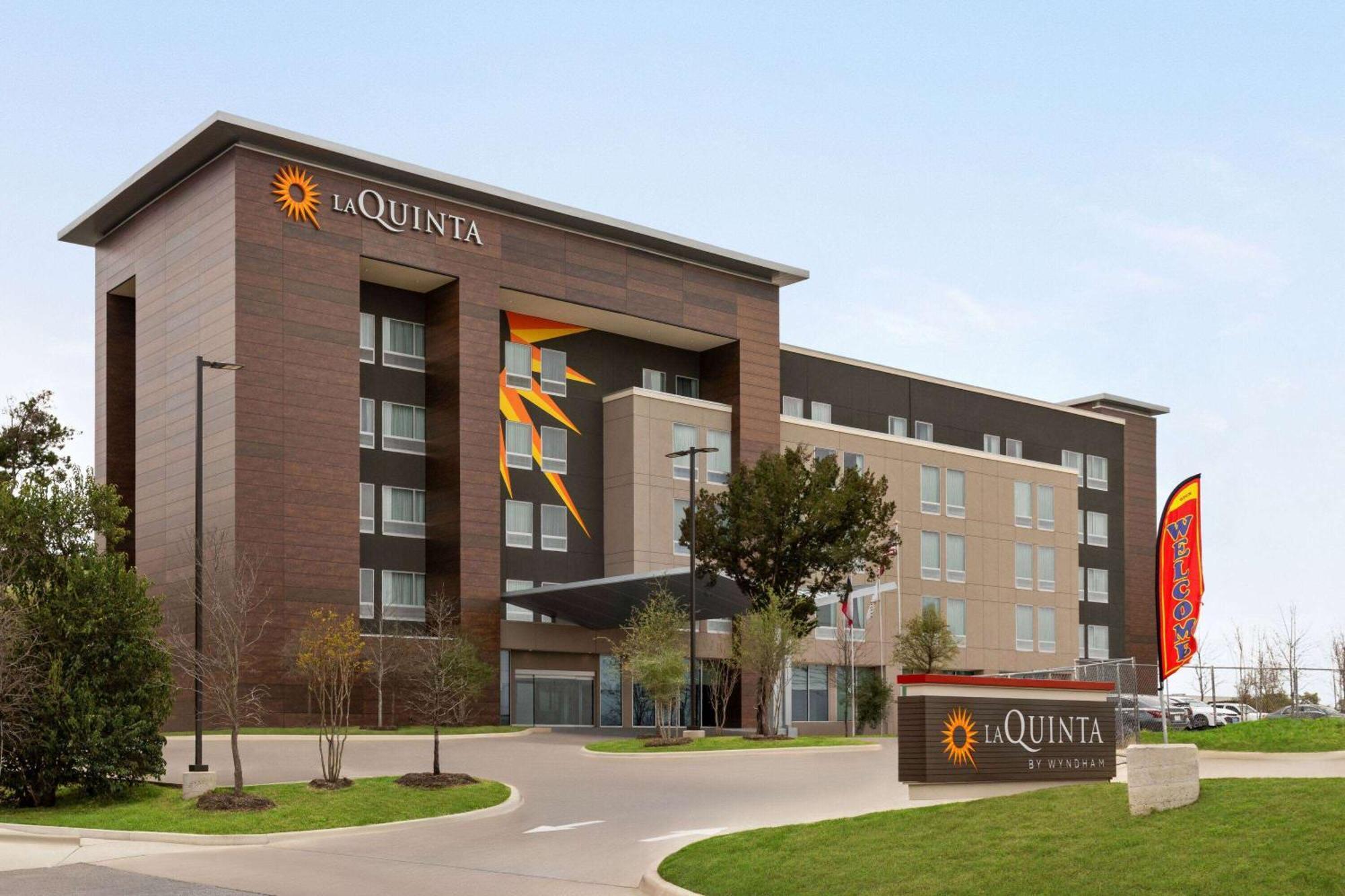 La Quinta Inn & Suites By Wyndham Austin South Extérieur photo