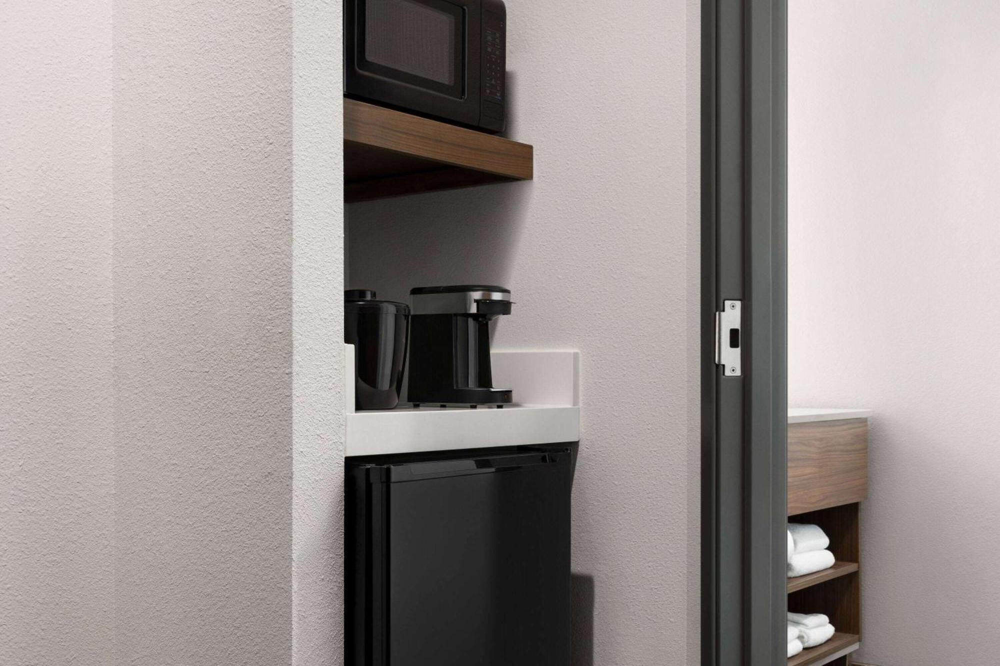 La Quinta Inn & Suites By Wyndham Austin South Extérieur photo